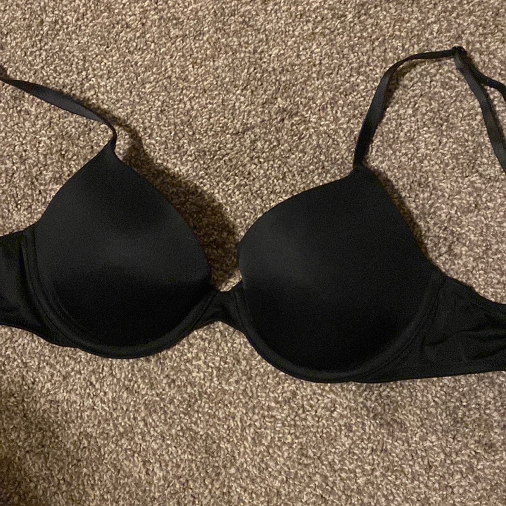 VS Pink black t-shirt bra 32C